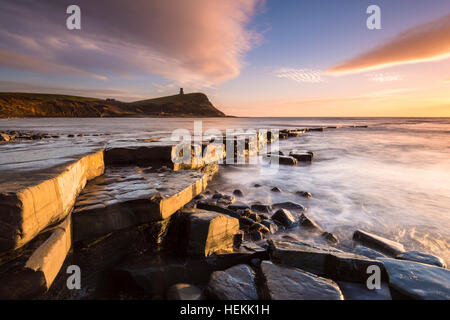 Kimmeridge Bay, Dorset, Regno Unito. Il 22 dicembre 2016. Regno Unito Meteo. Luce calda del sole bagna il paesaggio durante il tramonto a Kimmeridge Bay su Jurassic Coast di Dorset sulla calma dicembre pomeriggio guardando verso Clavell torre che si trova sulla scogliera sopra la baia. Immagine: Graham Hunt/Alamy Live News Foto Stock