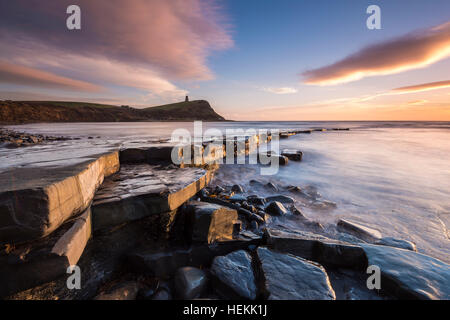 Kimmeridge Bay, Dorset, Regno Unito. Il 22 dicembre 2016. Regno Unito Meteo. Luce calda del sole bagna il paesaggio durante il tramonto a Kimmeridge Bay su Jurassic Coast di Dorset sulla calma dicembre pomeriggio guardando verso Clavell torre che si trova sulla scogliera sopra la baia. Immagine: Graham Hunt/Alamy Live News Foto Stock