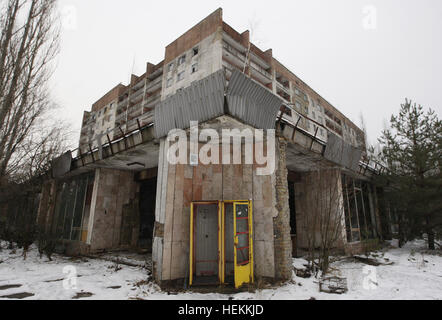 Kiev, Ucraina. 22 Dic, 2016. Un edificio abbandonato nella città deserta di pripjat, a due chilometri dalla centrale nucleare di Chernobyl, in Ucraina, il 22 dicembre 2016. L'esplosione dell'unità 4 della centrale nucleare di Chernobyl il 26 aprile 1986 è ancora considerato il più grande incidente di energia nucleare nella storia. © Serg Glovny/ZUMA filo/Alamy Live News Foto Stock