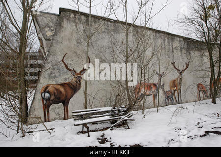 Kiev, Ucraina. 22 Dic, 2016. Un graffiti in città deserta di pripjat, a due chilometri dalla centrale nucleare di Chernobyl, in Ucraina, il 22 dicembre 2016. L'esplosione dell'unità 4 della centrale nucleare di Chernobyl il 26 aprile 1986 è ancora considerato il più grande incidente di energia nucleare nella storia. © Serg Glovny/ZUMA filo/Alamy Live News Foto Stock