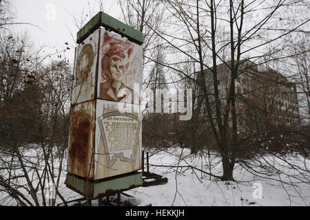 Kiev, Ucraina. 22 Dic, 2016. Una vista della città deserta di pripjat, a due chilometri dalla centrale nucleare di Chernobyl, in Ucraina, il 22 dicembre 2016. L'esplosione dell'unità 4 della centrale nucleare di Chernobyl il 26 aprile 1986 è ancora considerato il più grande incidente di energia nucleare nella storia. © Serg Glovny/ZUMA filo/Alamy Live News Foto Stock