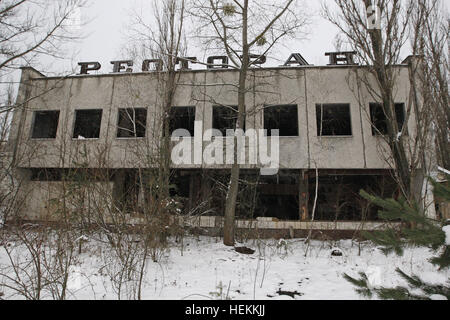 Kiev, Ucraina. 22 Dic, 2016. L'edificio abbandonato del ristorante in città deserta di pripjat, a due chilometri dalla centrale nucleare di Chernobyl, in Ucraina, il 22 dicembre 2016. L'esplosione dell'unità 4 della centrale nucleare di Chernobyl il 26 aprile 1986 è ancora considerato il più grande incidente di energia nucleare nella storia. © Serg Glovny/ZUMA filo/Alamy Live News Foto Stock