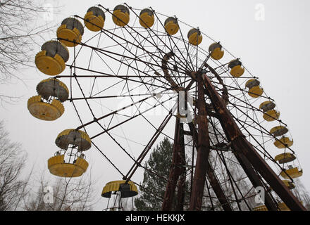 Kiev, Ucraina. 22 Dic, 2016. La ruota di osservazione nella città deserta di pripjat, a due chilometri dalla centrale nucleare di Chernobyl, in Ucraina, il 22 dicembre 2016. L'esplosione dell'unità 4 della centrale nucleare di Chernobyl il 26 aprile 1986 è ancora considerato il più grande incidente di energia nucleare nella storia. © Serg Glovny/ZUMA filo/Alamy Live News Foto Stock