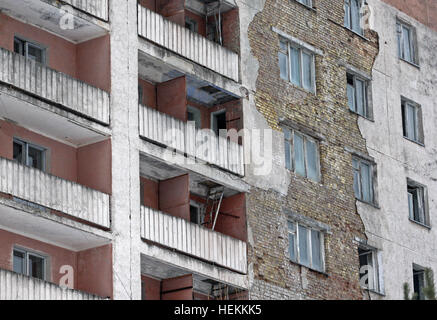 Kiev, Ucraina. 22 Dic, 2016. Un edificio abbandonato nella città deserta di pripjat, a due chilometri dalla centrale nucleare di Chernobyl, in Ucraina, il 22 dicembre 2016. L'esplosione dell'unità 4 della centrale nucleare di Chernobyl il 26 aprile 1986 è ancora considerato il più grande incidente di energia nucleare nella storia. © Serg Glovny/ZUMA filo/Alamy Live News Foto Stock