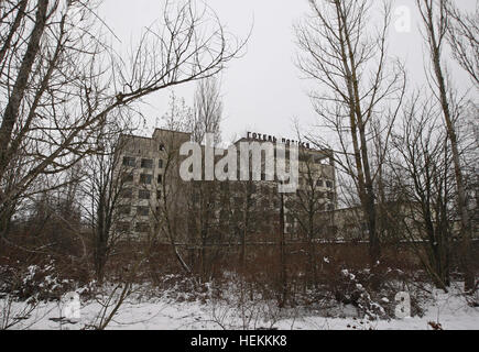 Kiev, Ucraina. 22 Dic, 2016. L'hotel occupa un edificio nella città deserta di pripjat, a due chilometri dalla centrale nucleare di Chernobyl, in Ucraina, il 22 dicembre 2016. L'esplosione dell'unità 4 della centrale nucleare di Chernobyl il 26 aprile 1986 è ancora considerato il più grande incidente di energia nucleare nella storia. © Serg Glovny/ZUMA filo/Alamy Live News Foto Stock