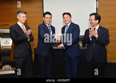 Kuala Lumpur, Malesia. 22 Dic, 2016. I rappresentanti si stringono la mano durante una cerimonia di completamento di Kuala Lumpur in Malesia, Dic 22, 2016. Un raffinatore con base a est della Cina di Provincia di Shandong ha annunciato giovedì che ha completato l'acquisizione di un 51 percento di partecipazione nel guscio Refining Company (SRC) in Malesia, uno dei pochi ad acquisizioni fatto dalla società di petrolio al di fuori delle tre grandi imprese di proprietà statale è compresa la Sinopec e PetroChina. © Chong Voon Chung/Xinhua/Alamy Live News Foto Stock