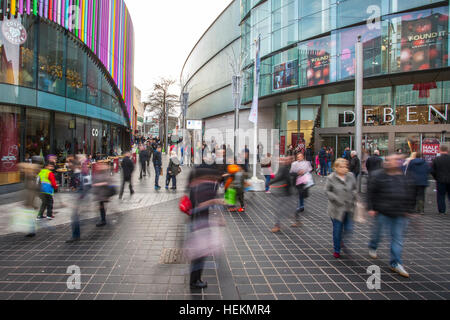 Liverpool ONE e Merseyside, Regno Unito. 22 DIC 2016: Natale gli acquirenti non erano in vigore al 'Liverpool One' shopping come le vendite inizieranno a. Con temperature invernali miti e le feste a pochi giorni di distanza, savvy shoppers ha preso pieno vantaggio di acquistare la loro vendita doni in questa sistemazione di area di Liverpool. © Cernan Elias/Alamy Live News Foto Stock