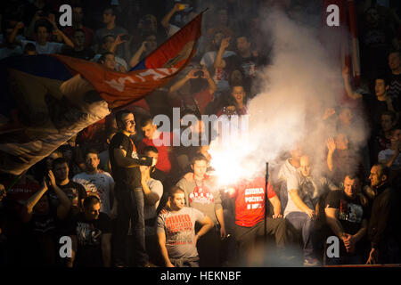 A Belgrado, in Serbia. 22 Dicembre 2016: ventilatori di Crvena Zvezda Belgrado mts in azione durante il 2016/2017 Turkish Airlines Eurolega Regular Season Round 14 gioco tra Crvena Zvezda Belgrado MTS e Real Madrid Aleksandar Nikolic il 22 dicembre 2016 in Serbia, a Belgrado. © Nikola Krstic/Alamy Live News Foto Stock