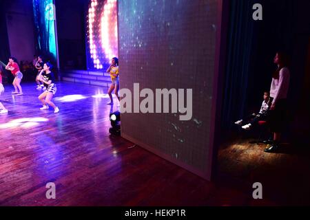 Hefei, cinese della provincia di Anhui. 23 Dic, 2016. Un bambino autistico attende per eseguire con il suo genitore durante una festa di gala tenutosi per bambini autistici a celebrare il prossimo Anno Nuovo a Hefei, a est della capitale cinese della provincia di Anhui, Dic 23, 2016. © Liu Junxi/Xinhua/Alamy Live News Foto Stock