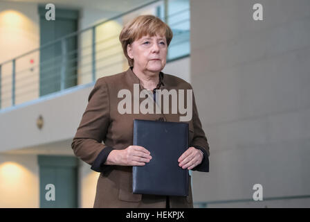 Berlino, Germania. 23 Dic, 2016. Il cancelliere tedesco Angela Merkel (CDU) dando una dichiarazione sul caso di Anis Amri presso la cancelleria tedesca a Berlino, Germania, 23 dicembre 2016. Foto: Michael Kappeler/dpa/Alamy Live News Foto Stock