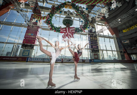 Hong Kong, Cina. 22 Dic, 2016. Pattinaggio artisti eseguono di fronte a un gigante palloncino-realizzato decorazione di Natale in un centro commerciale per lo shopping di Hong Kong, Cina del sud, Dic 22, 2016. Il gigante decorazione di Natale è fatto di 18.000 palloncini. © Lui Siu Wai/Xinhua/Alamy Live News Foto Stock