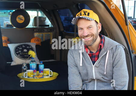 New York, Stati Uniti d'America. Xiii Nov, 2016. Imprenditore Jonathan Powley seduta nel suo taxi-hotel a New York STATI UNITI D'AMERICA, 13 novembre 2016. Powley ha convertito un vecchio taxi in un conveniente hotel camera, che offre un atmosfera nostalgica e una vista dello skyline di New York. Foto: Stephanie Ott/dpa/Alamy Live News Foto Stock