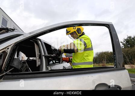 Pompiere il taglio del tetto di una vettura sulla scena di un incidente di dimostrazione, UK. " Auto " crash scena, RTA o RTC, si è schiantato auto con il lavoro per i vigili del fuoco Foto Stock