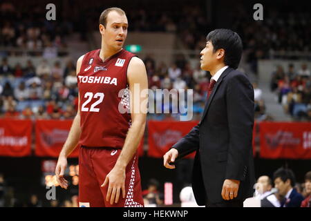 (L-R) Nick Fazekas, Takuya Kita (Brave tuoni), 23 dicembre 2016 - Basket : 2016-17 B.LEAGUE Prima Divisione corrispondenza tra Kawasaki Brave Thunders 87-70 Alvark Tokyo team a Todoroki Arena di Kanagawa, Giappone. (Foto di Sho Tamura/AFLO SPORT) Foto Stock