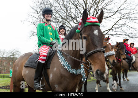 Londra, Regno Unito. 24 dic 2016. Soldati dal re della truppa cavallo Royal Artillery e ai loro cavalli di indossare abiti di Natale, tinsel e cappelli di Babbo Natale come essi cavalcare su il mattino della vigilia di Natale. I soldati hanno lasciato Woolwich Caserme e trotted attraverso il sud est le vie di Londra a Morden College di Blackheath, dove i soldati sono stati accolti con vin brulé e sminuzzato torte. La manifestazione annuale è diventata una nuova tradizione di Natale poiché la truppa KingÕs spostato a scopo caserma costruita a Woolwich nel febbraio 2012. Credito: Vickie Flores/Alamy Live News Foto Stock