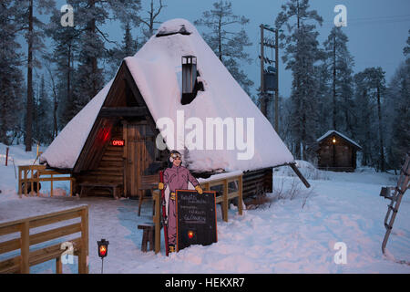 Salla, Finlandia. 24 dicembre, 2016. Temperature si situava attorno a -5 gradi centigradi nella Salla, Finand questa mattina, sabato 24 dicembre. Credito: Chris Stevenson/Alamy Live News Foto Stock