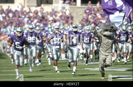 MANHATTAN, Kan. - Wildcat Willie, il Kansas State University mascotte, corre sul campo con il Kansas State Football Team prima del calcio di inizio al Kansas State Wildcat partita contro il Baylor Bears Ottobre 1, 2011. I soldati hanno partecipato al gioco per un militare di apprezzamento giorno tenutasi ad onorare il rapporto tra KSU e i soldati di Fort Riley. (U.S. Esercito foto di Sgt. Scott Lamberson, 4IBCT PAO) Flickr - STATI UNITI Esercito - Wildcat Willie Foto Stock