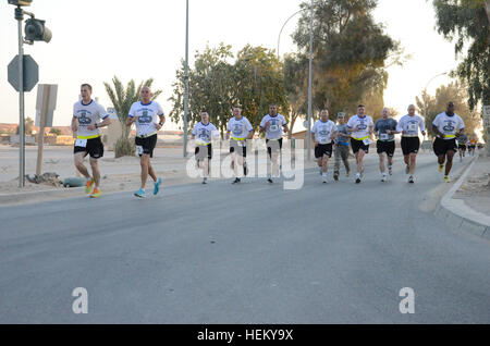 Lt. Gen. Frank G. Helmick, vice comandante generale per operazioni, Stati Uniti Forces-Iraq e il suo team di paracadutisti del XVIII Airborne Corps, basato fuori di Fort Bragg, N.C., partecipare a un inizio di mattina 10-Mile correre qui il 9 ottobre., per affiancare il ventisettesimo U.S. Esercito 10-Miler gara tenutasi a Washington D.C. (U.S. Esercito foto di Sgt. Bianca Ayers/Task Force Dragon) Servizio membri distribuiti in Iraq ombra eseguire l'Esercito 10-Miler 471069 Foto Stock