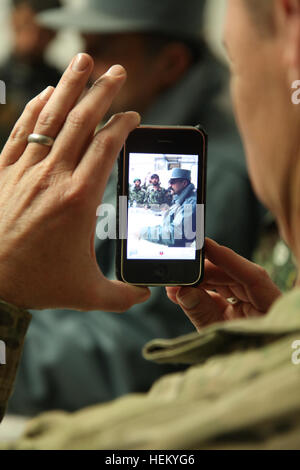 Un U.S. Soldato dell'esercito film un incontro con il locale esercito nazionale afghano soldati, la polizia locale e i civili a combattere avamposto Kherwar, provincia di Logar, Afghanistan, 18 ottobre. (Foto: Sgt. Gustavo Olgiati) riuniti a combattere avamposto Kherwar 111018-A-QJ324-025 Foto Stock