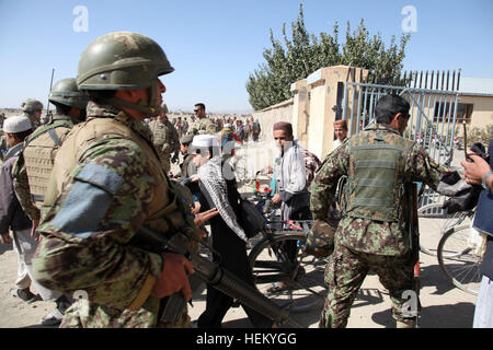 L Esercito nazionale afgano diretta di soldati bambini in uscita dalla scuola per il giorno. La scuola è stata designata come un luogo di incontro per una chiave del leader impegno durante il funzionamento Sham Shir in provincia Paktiya, Afghanistan, Ottobre 19, 2011. Funzionamento Sham Shir in Paktiya 111019-A-DH574-008 Foto Stock