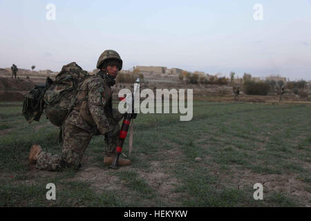 Un esercito nazionale afghano soldato fornisce la sicurezza con un lanciarazzi lanciagranate durante il pattugliamento del villaggio di Mangokher, Kherwar distretto, provincia di Logar, Afghanistan, durante il funzionamento Shamshir, 20 ott. 2011. Funzionamento Shamshir era uno sforzo congiunto svolte al fine di interrompere l'attività di insorti. Funzionamento Shamshir 111021-A-ZI978-002 Foto Stock