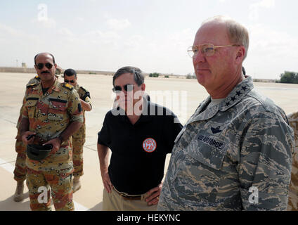 Un egiziano ufficiale militare, ambasciatore David Satterfield, direttore generale della Forza multinazionale e di osservatori e Air Force Gen. Craig McKinley, il capo delle guardie nazionali Ufficio di presidenza, a MFO Nord Camp in El Gorah, Egitto, Ottobre 22, 2011, durante una visita di truppa e fact finding mission per la MFO. Forza multinazionale e osservatori 111022-A-DZ751-230 Foto Stock