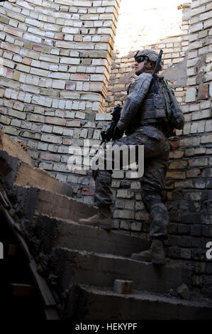 Salendo una scala a chiocciola, Lt. Jon Voss, comandante di plotone, B Company, 2° Battaglione, 325Airborne Reggimento di Fanteria, ricerche attraverso un edificio in costruzione durante una pattuglia nella città di Baghdad, Ott. 23. Con una lunga storia di sostegno negli Stati Uniti le operazioni militari in Iraq, l'2-325th aria del 2° Brigata, ottantaduesima Airborne Division è permettere il ritiro degli Stati Uniti per le forze militari in Iraq. Camminando per le strade di Baghdad 478622 Foto Stock