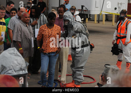 Un esercito di California soldato della protezione nazionale da la 149Chemical Company fuori Turlock dirige un pronto soccorso ruolo di giocatore ad una zona di decontaminazione nel 2011 Arizona Statewide/vigili Guard esercizio tenutasi a Phoenix, nov. 3-5. Questo esercizio è progettato per migliorare la protezione nazionale della California di emergenza di capacità di risposta di stato devastante emergenze come improvvisato dispositivo nucleare la detonazione. Vigili Guard sta preparando la quarantanovesima Polizia Militare brigata per assumere il ruolo di Federal Emergency Management Agency la IX Regione militare coordinatore di emergenza, o Patria Forza risposta inter Foto Stock