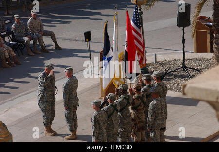 Lt. Gen. Raymond Ordierno, commander, III Corps, restituisce un saluto per il comando Sgt. Il Mag. Neil Ciotola, comando sergente maggiore, III Corps, a multinazionali di transizione Corps-Iraq di autorità cerimonia, giovedì. Defense.gov photo essay 061214-A-5202S-001 Foto Stock