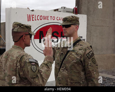 Col. Todd R. Legno, comandante della 1° Stryker Brigade Combat Team, XXV divisione di fanteria, amministra il giuramento di re-integrazione al personale Sgt. Brian Beem, una Scout di cavalleria assegnato al 5° Stormo, 1° reggimento di cavalleria durante una cerimonia speciale a inoltrare una base operativa Frontenac nov. 9. Beem è una singola gamba amputato che ha continuato a servire nonostante il suo infortunio. Ha perso la sua gamba dopo una improvvisata dispositivo esplosivo detonato durante il suo 2006 deployment in Iraq. (U.S. Foto dell'esercito da: Sgt. Thomas Duval 1/25 SBCT Affari pubblici) cavalleria amputato ri-arruola in Afghanistan 111109-A-ESSERE343-012 Foto Stock