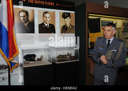 Aria Commodore Tom de Bok, Paesi Bassi difesa attaché per Stati Uniti, parla della Royal Netherlands scuola di volo che ha ispirato i volantini olandese esibiscono in Mississippi Forze Armate Museum a Camp Shelby forze congiunte Training Center. Successi di museo olandese di volantini con la nuova mostra 492828 Foto Stock