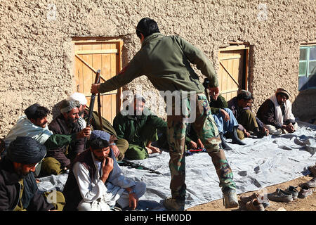 Afghan Polizia Locale candidati ricevono istruzioni da esercito nazionale afghano delle forze speciali sulle armi mantenimento a ALP Academy di Kajran, Daykundi provincia, Afghanistan, Nov 28, 2011. L'ALP vengono addestrati per diventare un bene arrotondate forza per mantenere la sicurezza nella zona circostante. (U.S. Esercito foto di Spc. Jonathan Hudson/RILASCIATO) ALP academy 111128-A-NC985-004 Foto Stock