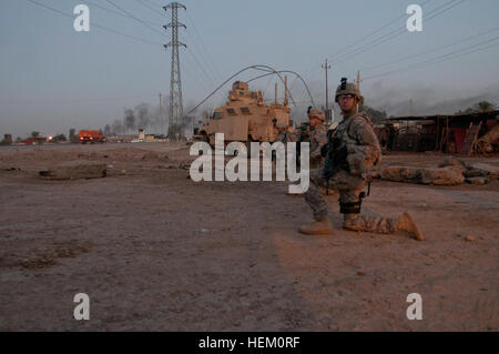 Poliziotti militari assegnati alla società di sede, 2° Brigata truppe speciali Battaglione, 2° Brigata, ottantaduesima Airborne Division, prendere un ginocchio durante una pattuglia smontati lungo una strada fuori dal Camp Taji, Iraq, Dic. 2. La MPs arrotolato a lungo prima di sunrise per pattugliare le strade al di fuori del campo per garantire la sicurezza di 2/82 di convogli che viaggiano attraverso la zona da Baghdad. La seconda brigata è l'ultimo dei vigili del fuoco a Bagdad ed è facilitare il ritiro degli Stati Uniti per le forze militari da Iraq. Manovra e mobilità, la polizia militare instradamenti sicuri a Bagdad 494380 Foto Stock