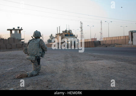 Veicoli blindati convoglio passato di poliziotti militari assegnati alla società di sede, 2° Brigata truppe speciali Battaglione, 2° Brigata, ottantaduesima Airborne Division, prende un ginocchio lungo una strada fuori dal Camp Taji, Iraq, durante una pattuglia smontati Dic. 2. La MPs arrotolato a lungo prima di sunrise per pattugliare le strade al di fuori del campo per garantire la sicurezza di 2/82 di convogli che viaggiano attraverso la zona da Baghdad. La seconda brigata è l'ultimo dei vigili del fuoco a Bagdad ed è facilitare il ritiro degli Stati Uniti per le forze militari da Iraq. Manovra e mobilità, la polizia militare instradamenti sicuri a Bagdad 494384 Foto Stock