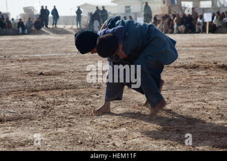 Ragazzi locali lottano al di fuori del distretto di Zhari Centro, provincia di Kandahar, Afghanistan, 24 dic. 2011. Esse sono state frequentando il distretto di Zhari torneo di wrestling e di mimare gli uomini più anziani come hanno gareggiato. Ragazzi locali lottano, al di fuori del distretto di Zhari Centro, provincia di Kandahar, Afghanistan, 24 dic. 2011 111224-A-VB845-052 Foto Stock