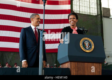 Il presidente Barack Obama, accompagnato dalla First Lady, incontra i servitori degli Stati Uniti e le loro famiglie al Pope Army Airfield, Fort Bragg, Carolina del Nord, riconoscendo l'impegno e la forza delle famiglie militari e del personale di servizio. Foto Stock