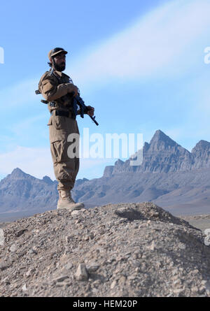 Provincia di Herat, Afghanistan - Un afghano di Polizia Locale gli stati si erge overwatch di protezione per la Forza internazionale di assistenza alla sicurezza membri visitando il villaggio Sanowghan, Shindand distretto, provincia di Herat, gen. 19. I membri di ISAF è volato in al villaggio di valutare ALP della crescita e dello sviluppo della Comunità nel settore. (U.S. Esercito foto di Sgt. Dayan Neely/ Non rilasciato) ISAF illustri visitatori e battlefield pratica 120119-A-QM563-114 Foto Stock