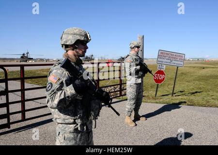 (Da sinistra a destra) SPC. Anthony Jenkins e SPC. Brandon McKelroy, dal 702nd Polizia Militare Company, Task Force Raptor 3-124 (CAV), supporto di protezione. Il Texas guardie nazionali sono in conduzione la linea di volo delle operazioni di sicurezza in preparazione per la loro distribuzione per il Corno d Africa agli inizi di quest'anno. Camp Atterbury, ind. - Gen. 28, 2012. 702Nd Polizia Militare azienda conduce la linea di volo sicurezza 120118-A-FG822-005 Foto Stock