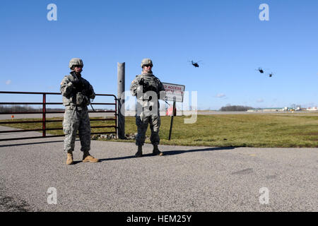 (Da sinistra a destra) SPC. Anthony Jenkins e SPC. Brandon McKelroy, dal 702nd Polizia Militare Company, Task Force Raptor 3-124 (CAV), supporto di protezione. Il Texas guardie nazionali sono in conduzione la linea di volo delle operazioni di sicurezza in preparazione per la loro distribuzione per il Corno d Africa agli inizi di quest'anno. Camp Atterbury, ind. - Gen. 28, 2012. 702Nd Polizia Militare azienda conduce la linea di volo sicurezza 120118-A-FG822-009 Foto Stock