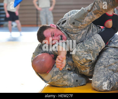 Soldati dal 101st Airborne Division (Air Assault), ha partecipato a un esercito degli Stati Uniti Scuola Combatives Mobile Team di formazione di livello 3 Seminario di formazione su gennaio 31, 2012 a Fort Campbell, Ky. Il corso di quattro settimane incentrati su boxe, kick boxing, wrestling, e tecniche di tattica. Fort Campbell Combatives Livello 3 120131 formazione-A-ZW716-164 Foto Stock