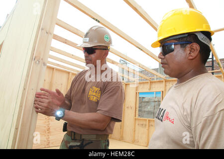 120201-A-IP644-191 Callao, Perù (1 febbraio 2012) Builder 1. Classe Tony Escobar, U.S. Navy Seabee, assegnato alla Naval Mobile Battaglione di costruzione (NMCB 23), imbarcato su Alta Velocità nave (HSV-2) Swift, parla con un peruviano ingegnere di combattimento durante la HSV-Sud Stazione di partenariato 2012 (HSV-SPS 12) e per la costruzione di un anfiteatro di Ancon. NMCB 23 imbarcati a bordo di Swift è lavorare con peruviana ingegneri di combattimento da Base Naval de Callao e Brigada Infanteria De Marina De Ancon per tre settimane su l'anfiteatro. HSV-SPS è una distribuzione annuale degli Stati Uniti Navi della Marina militare e gli asset per il Foto Stock