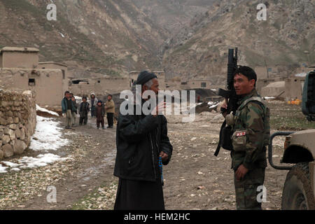 Un Commando dall'esercito nazionale afghano, 5° Commando Kandak parla con un anziano durante una pattuglia di presenza in Bibi Gawara, Donde Ghori Distretto, Provincia di Baghlan, Afghanistan, 11 febbraio. ANA Commandos, Polizia nazionale afgana e afghane polizia locale ha collaborato con la coalizione speciali forze di funzionamento per assicurare gli abitanti di un villaggio' i problemi di sicurezza sono affrontati. (U.S. Esercito foto di Spc. Robin Davis / rilasciato) Presenza patrol per discutere di ALP con gli anziani del villaggio 120211-A-BT925-012 Foto Stock