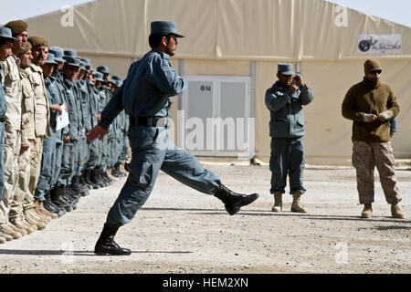 Una polizia nazionale afgana officer marche fino ad accettare il suo diploma nel corso di una cerimonia di laurea a Lashkar Gar Training Center in Lashkar Gar, provincia di Helmand, Afghanistan, 22 febbraio, 2012. Oltre 100 ANP, ANPC, frontiera afgana e di polizia civile afgana per funzionari di polizia completato il corso di formazione presso l'LTC e spostato indietro a casa loro stazioni in tutta Helmand. Cerimonia di laurea 120222-A-YI377-410 Foto Stock