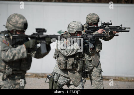 Noi soldati dell esercito dal 554th Polizia Militare Company eseguire esercitazioni di armi con M4 fucili a canna rigata in Panzer MOUT sito in Boeblingen Germania, Marzo 14, 2012 Flickr - STATI UNITI Esercito - Trapani armi Foto Stock