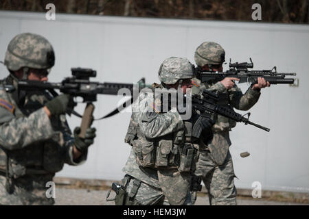 Noi soldati dell esercito dal 554th Polizia Militare Company eseguire esercitazioni di armi con M4 fucili a canna rigata in Panzer MOUT sito in Boeblingen Germania, Marzo 14, 2012 plotone MOUT 120314 formazione-A-YI962-057 Foto Stock