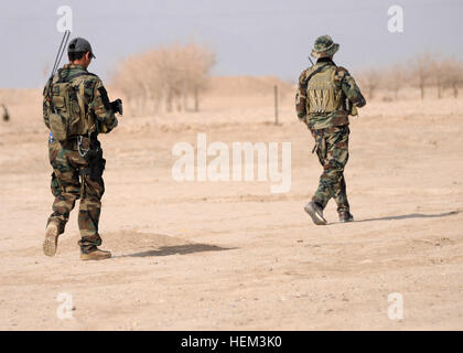 Soldati con l esercito nazionale afgano delle forze speciali patrol un piccolo villaggio afghano durante una pattuglia di sicurezza nel Maiwand distretto di Afghanistan meridionale della provincia di Kandahar, 14 marzo. L'ANA delle forze speciali, insieme con i membri di afghana per la polizia locale e la coalizione di forze per le operazioni speciali, condotto la pattuglia in ordine a parlare con gli abitanti dei villaggi locali circa il futuro del loro paese e la strada da percorrere per Maiwand distretto. Afghane e le forze della coalizione hanno patrol western Kandahar village 545426 Foto Stock