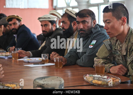 Stati Uniti Esercito 2 Lt. Teodoro Kim, da Honolulu, Hawaii, servendo con il primo plotone, una truppa, terzo squadrone, 4° reggimento di cavalleria, XXV divisione di fanteria, Task Force Raider, siede accanto a un afghano di polizia in uniforme stati durante una Shura, Nazyan distretto, provincia di Nangarhar, Afghanistan, Marzo 15, 2012. Lo scopo del tasto innesto Leader era quello di ottenere la familiarizzazione di quartiere e di una nuova leadership. Tasto innesto leader 120315-A-LP603-034 Foto Stock