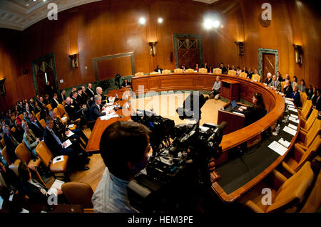 Segretario dell'esercito John McHugh e Capo di Stato Maggiore dell Esercito gen. Raymond T. odierno testimoniare davanti al Senato stanziamenti sottocomitato per la difesa su Capitol Hill, Marzo 21, 2012. L'audizione è stata sulla difesa richiesta di autorizzazione per l'anno fiscale 2013 e il futuro anno di programma di difesa. I responsabili militari testimoniano la difesa durante la richiesta di autorizzazione per l'anno fiscale 2013 120321-A-AJ780-004 Foto Stock