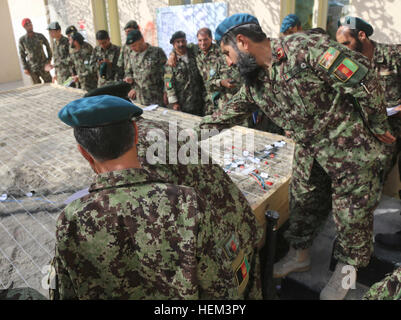 Esercito Nazionale Afghano soldati partecipare ad una tavola di sabbia di prove in preparazione per un'operazione di compensazione nel distretto di Alingar, Laghman provincia, Aprile 14, 2013. La missione includeva parlamentari di Laghman risposta provinciale della società afghana, delle forze di polizia locali e la polizia nazionale afgana cui stanno lavorando insieme per portare una maggiore sicurezza e stabilità per la popolazione della provincia e di rafforzare la capacità del governo della Repubblica islamica dell'Afghanistan.(STATI UNITI Esercito foto di Spc. Prezzo di Coleman III/ Rilasciato) MAHAAFEZ 13 130414-A-BM069-029 Foto Stock