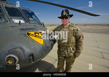 Il colonnello in pensione Bruce Crandall (sinistra), una medaglia d'onore al destinatario in posa per una foto con un UH-60 Black Hawk elicottero dalla Task Force Lobos, 1° aria brigata di cavalleria, 1a divisione di cavalleria Marzo 28. Crandall ha ricevuto la medaglia di onore per le sue azioni come UH-1 Huey pilota sul giorno di novembre 14, 1965 in Vietnam. Quel giorno ha volato il suo elicottero nella zona di atterraggio x-ray 22 volte, sopportare il fuoco nemico e una continua minaccia da nord Vietnamiti come egli ha contribuito a fornire truppe di terra con materiali di consumo richiesti e di evacuazione medica funzionalità. Cavalleria aria Medal of Honor destinatario visite prima ACB Foto Stock